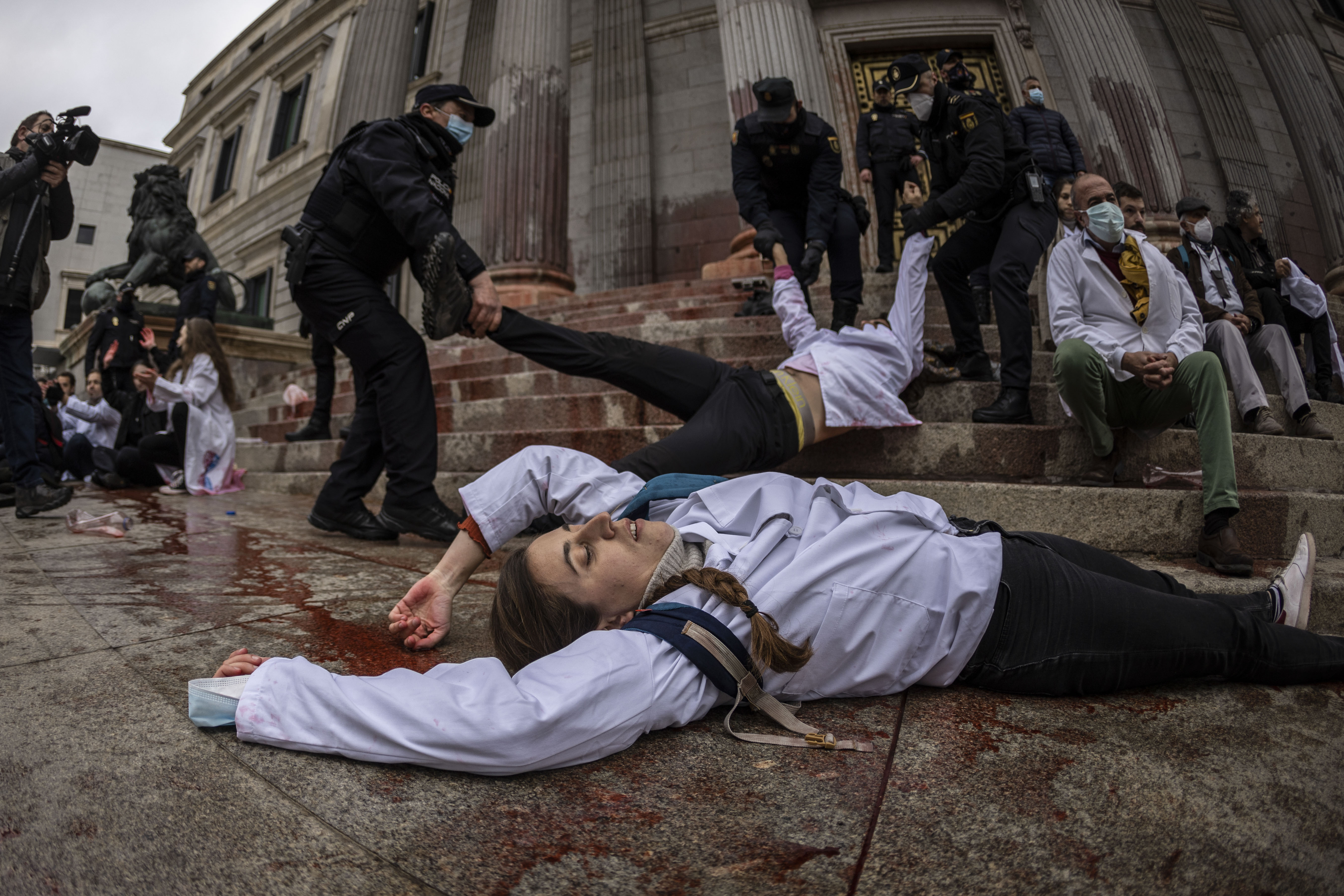 Científicos tiñen el Congreso de rojo para alertar de la emergencia climática