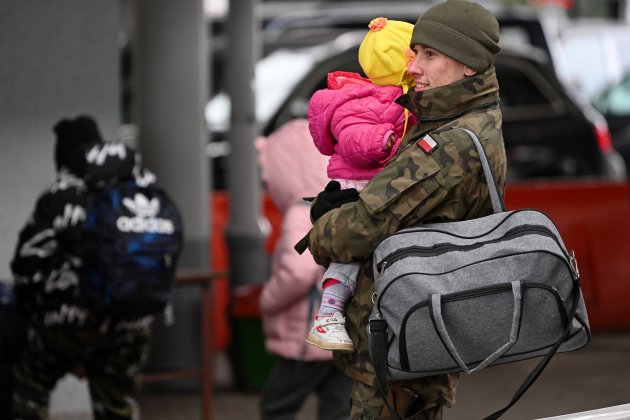 Militar polaco ayuda niña refugiada ucrania, invasión Rusia Ucrania   Darek Delmanowicz Efe