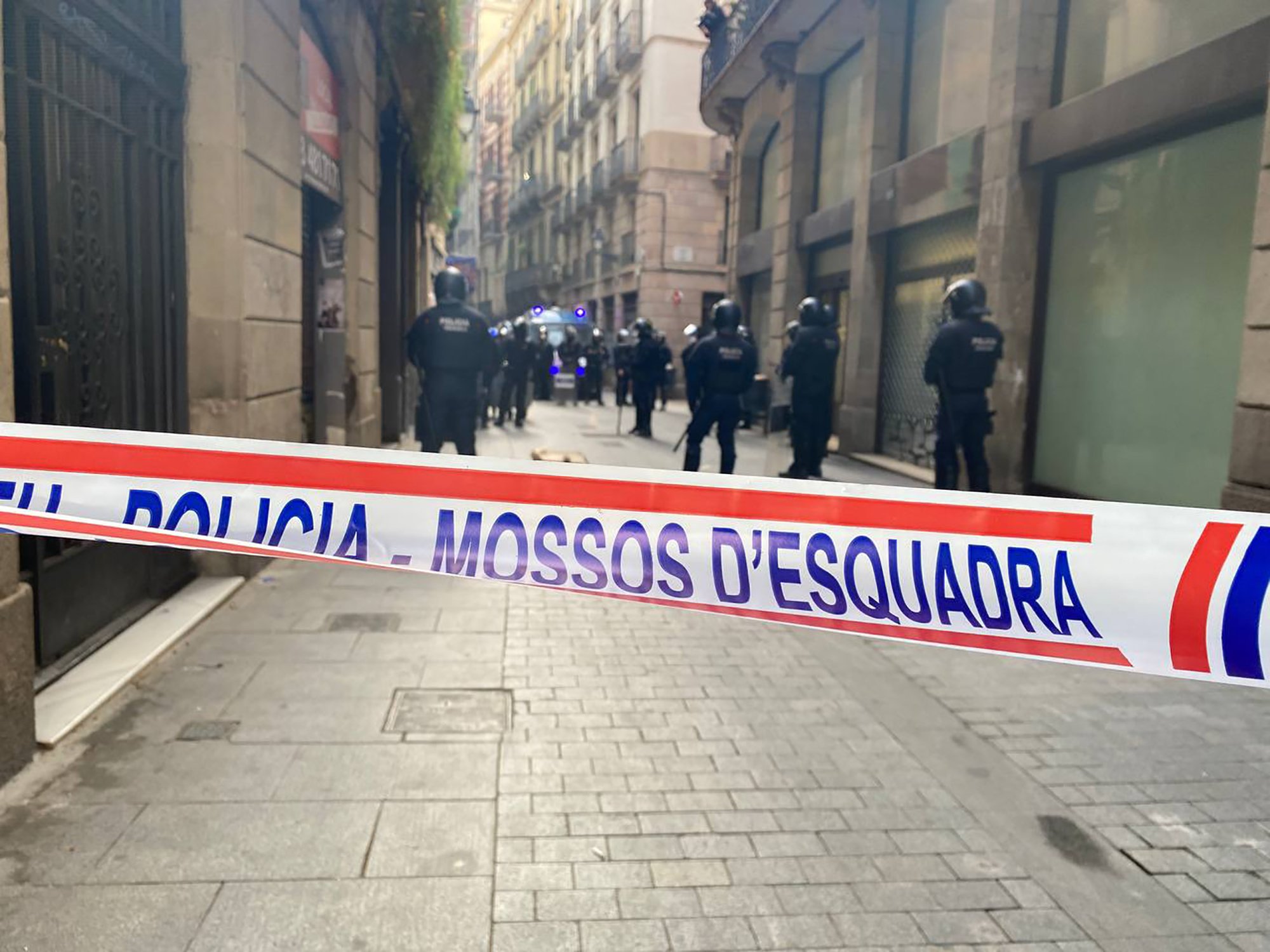 Macrodispositivo policial para desalojar el bloque Casa África en el centro de Barcelona