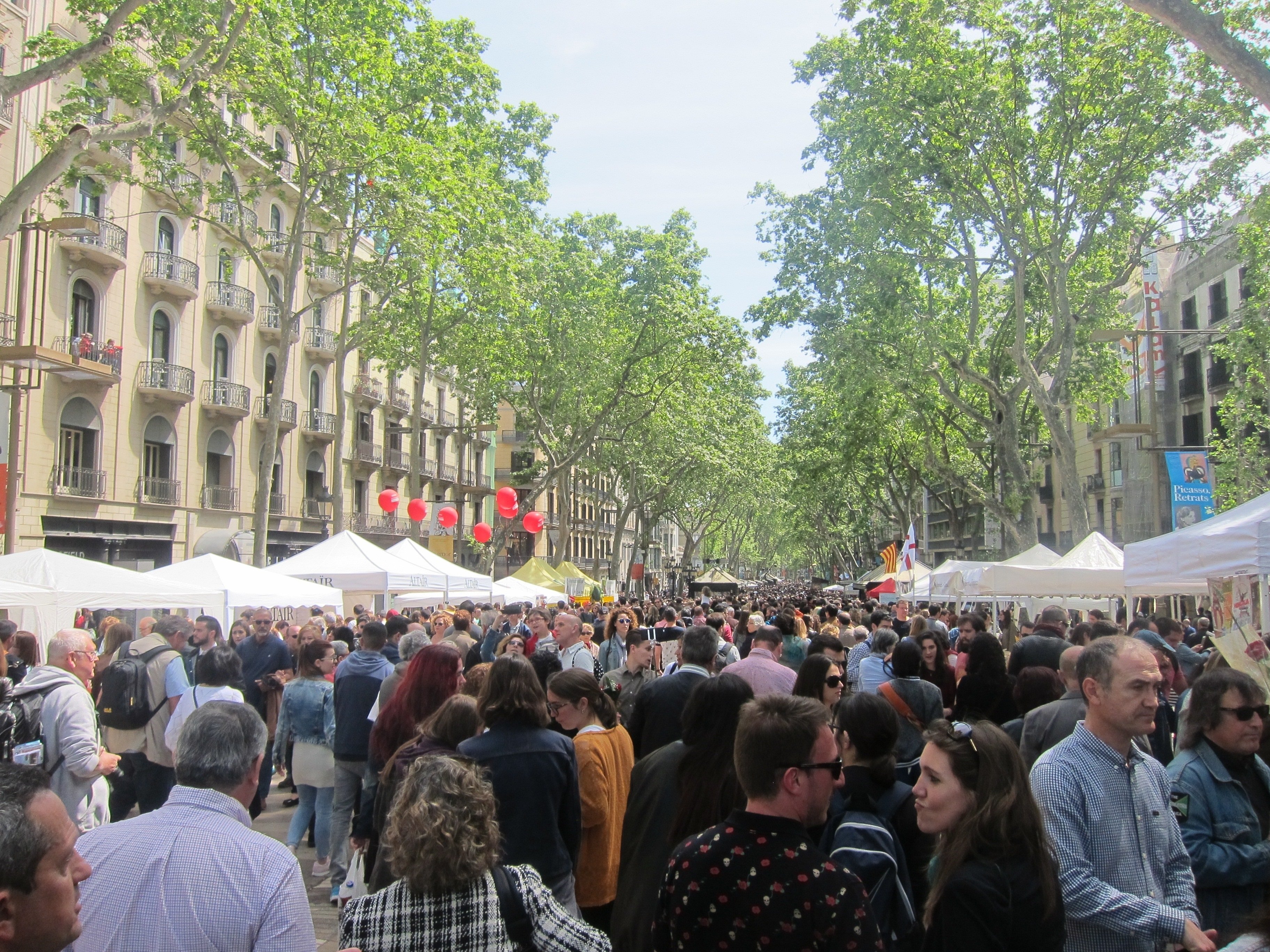 Un Sant Jordi 2022 de récord: más de 300 paradas y 4 kilómetros de libros