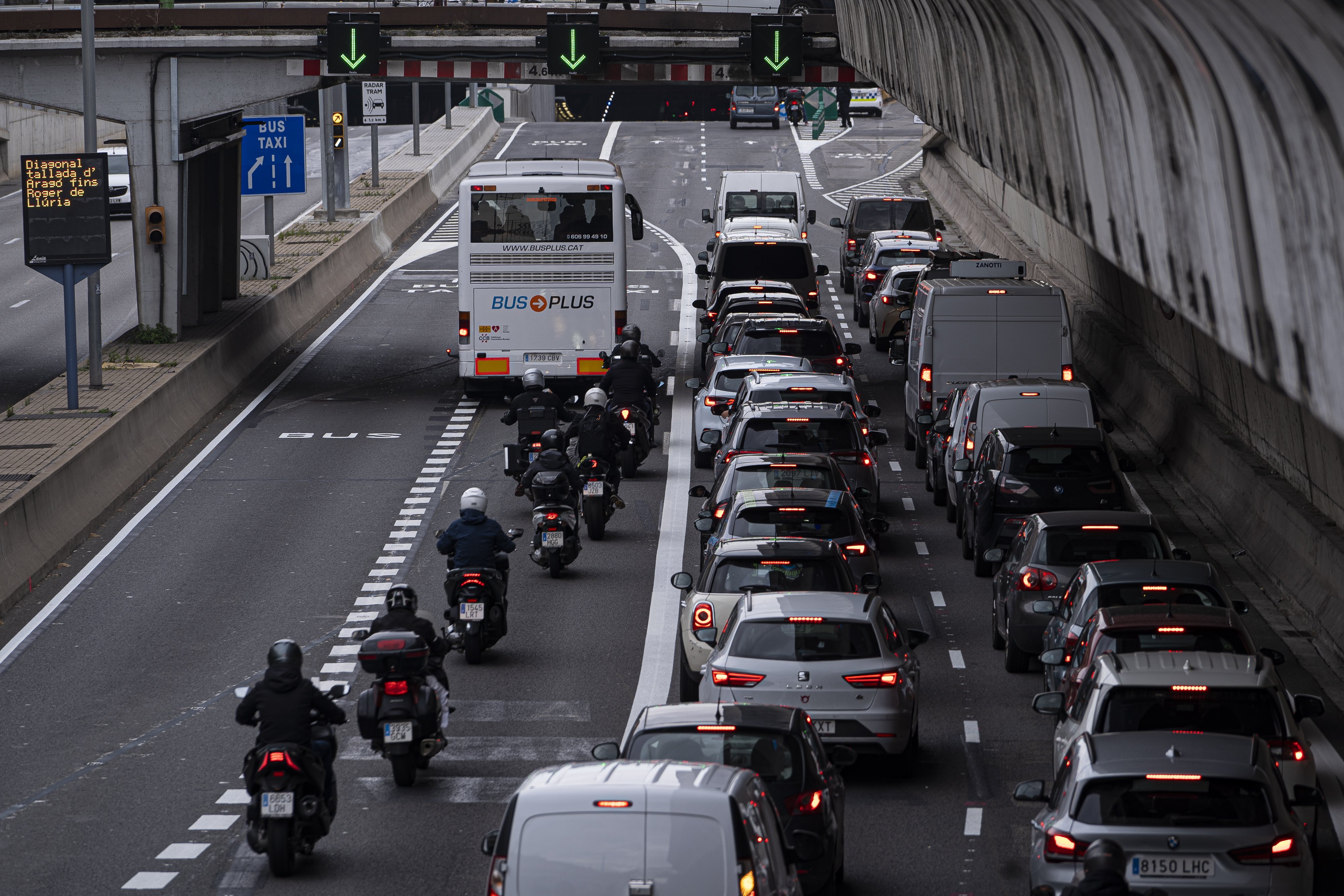 La principal queixa dels motoristes a Colau: la reducció de carrils
