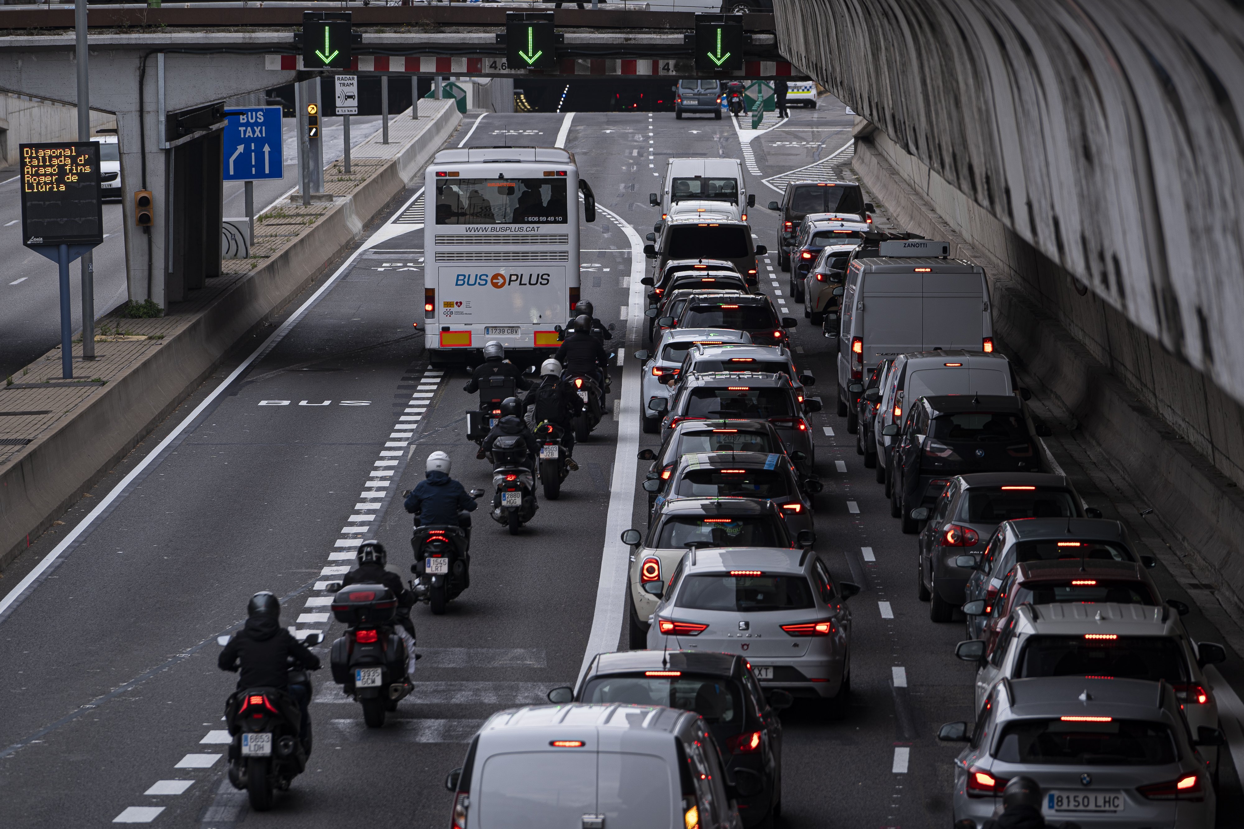 La principal queja de los motoristas a Colau: la reducción de carriles