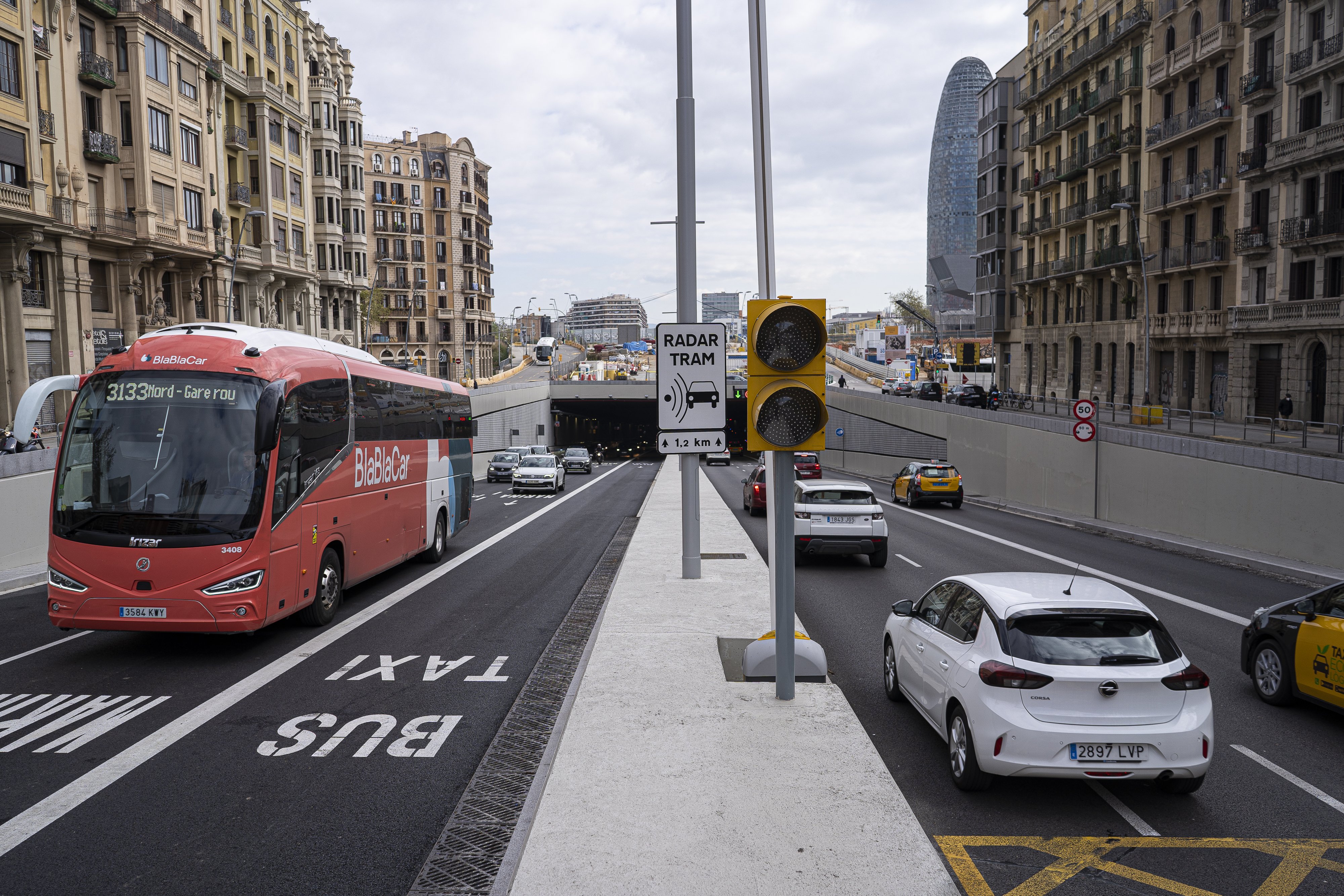 A toro pasado: Colau hará informes del tráfico en el túnel de Glòries