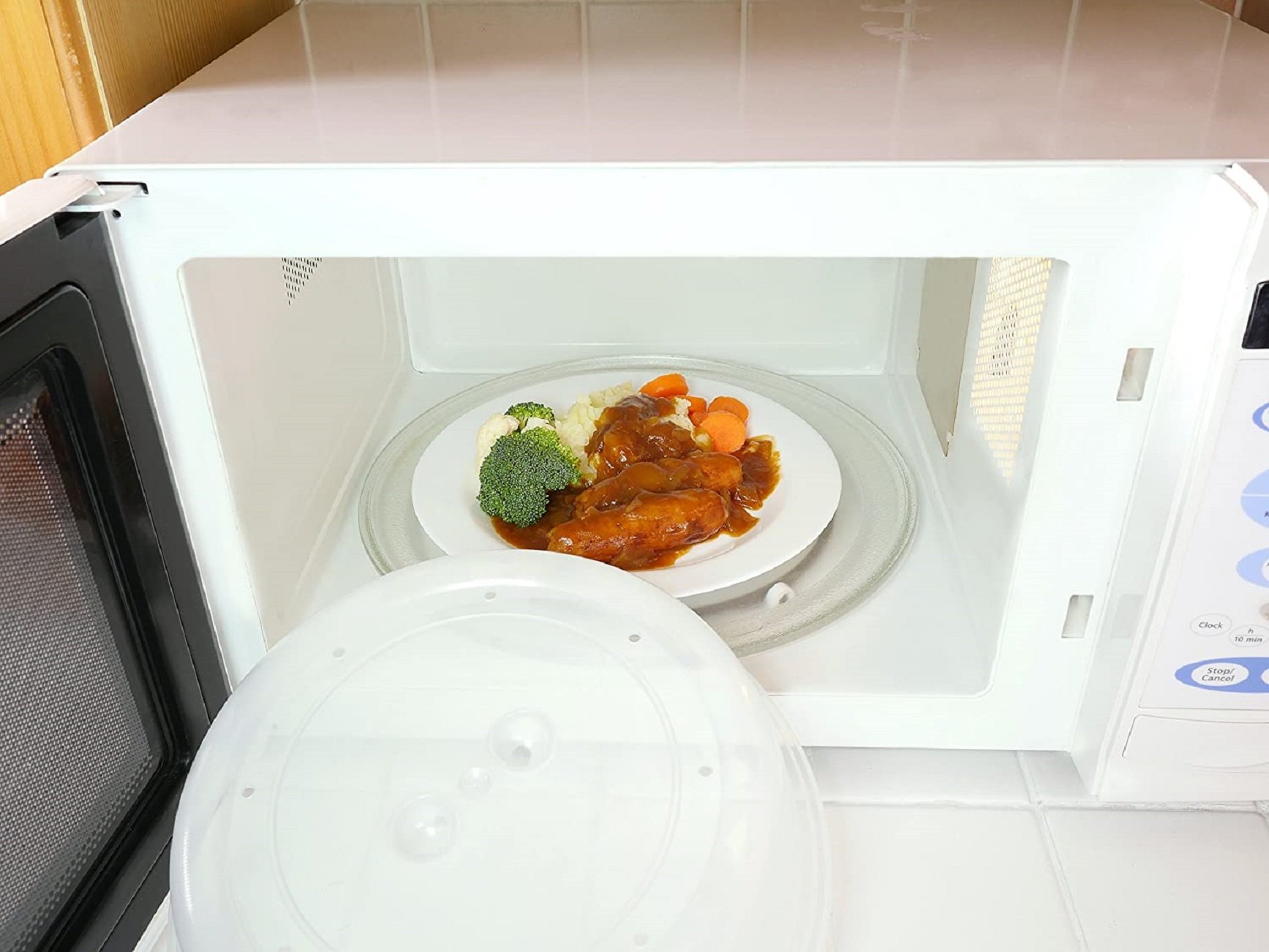¿Por qué es tan peligroso calentar la comida en bandeja de plástico en el microondas?
