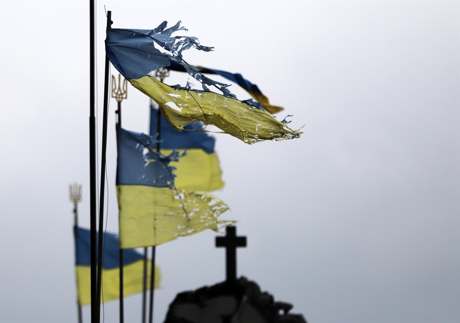 banderas ucranianas destorozadas efe