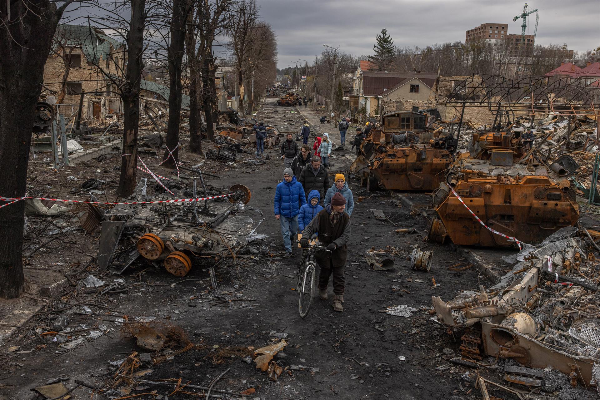 paisaje bucha ataque ruso tanques destrozos ucrania efe