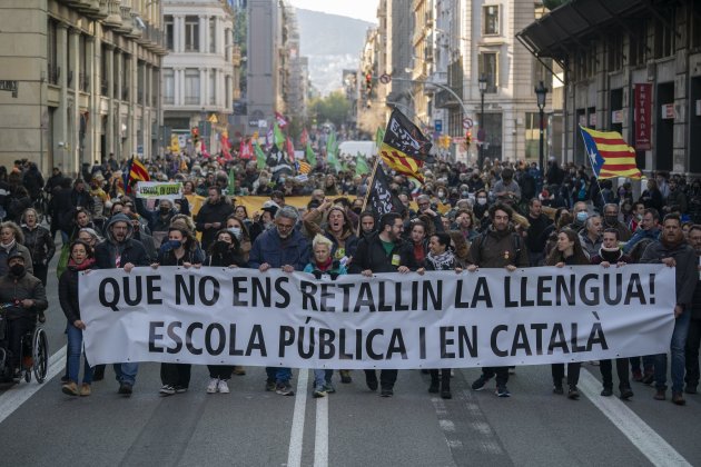 (Alta) Manifestación escuela en catalán, Via Laietana hasta Parlamento cabecera, pancarta Joan Mateu Parra
