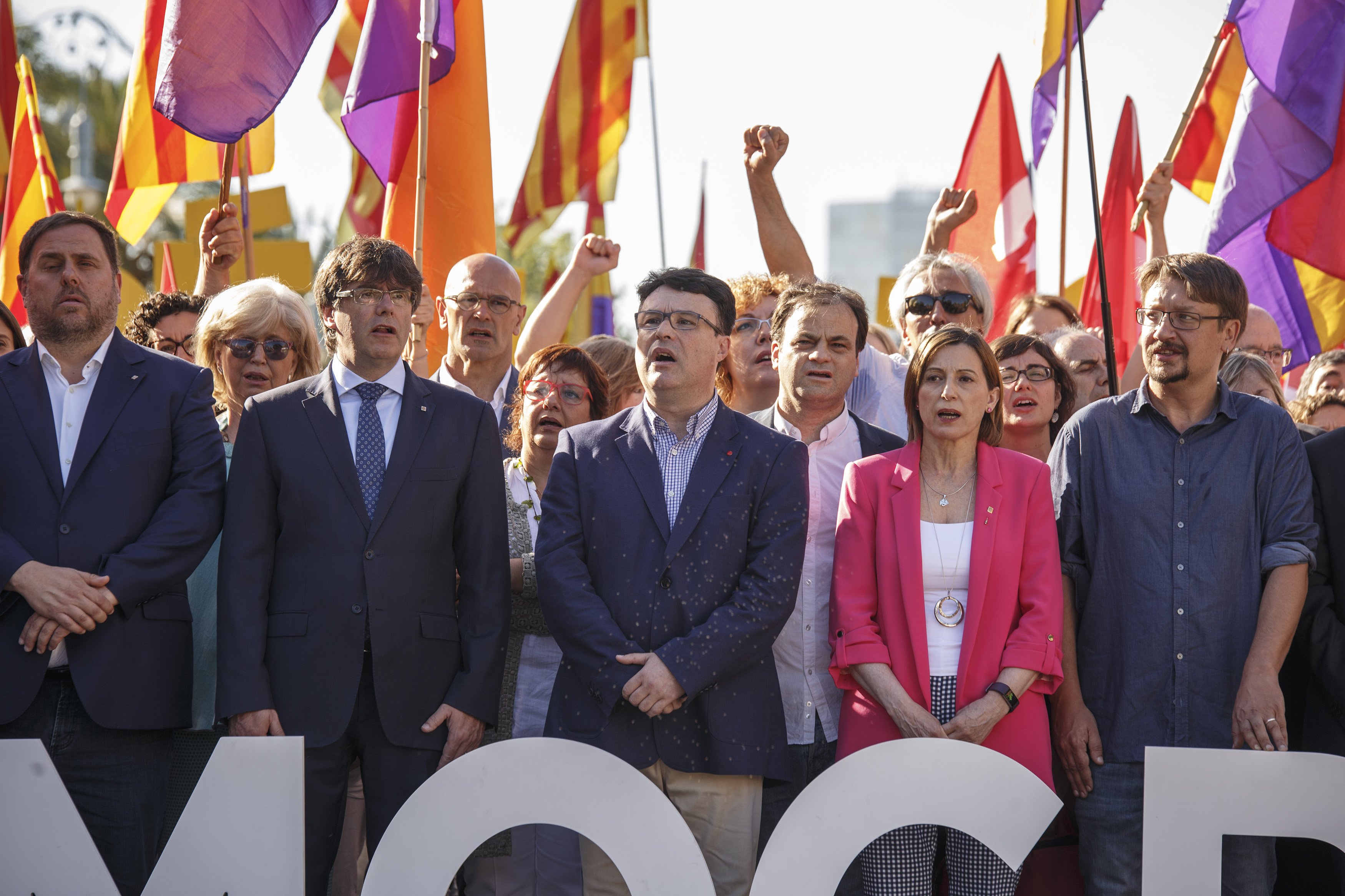 Los comuns se manifiestan en apoyo de Nuet con gritos de independencia