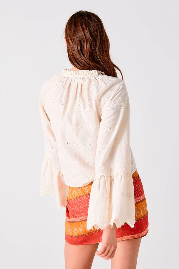 Blusa bordado suizo con mangas campana