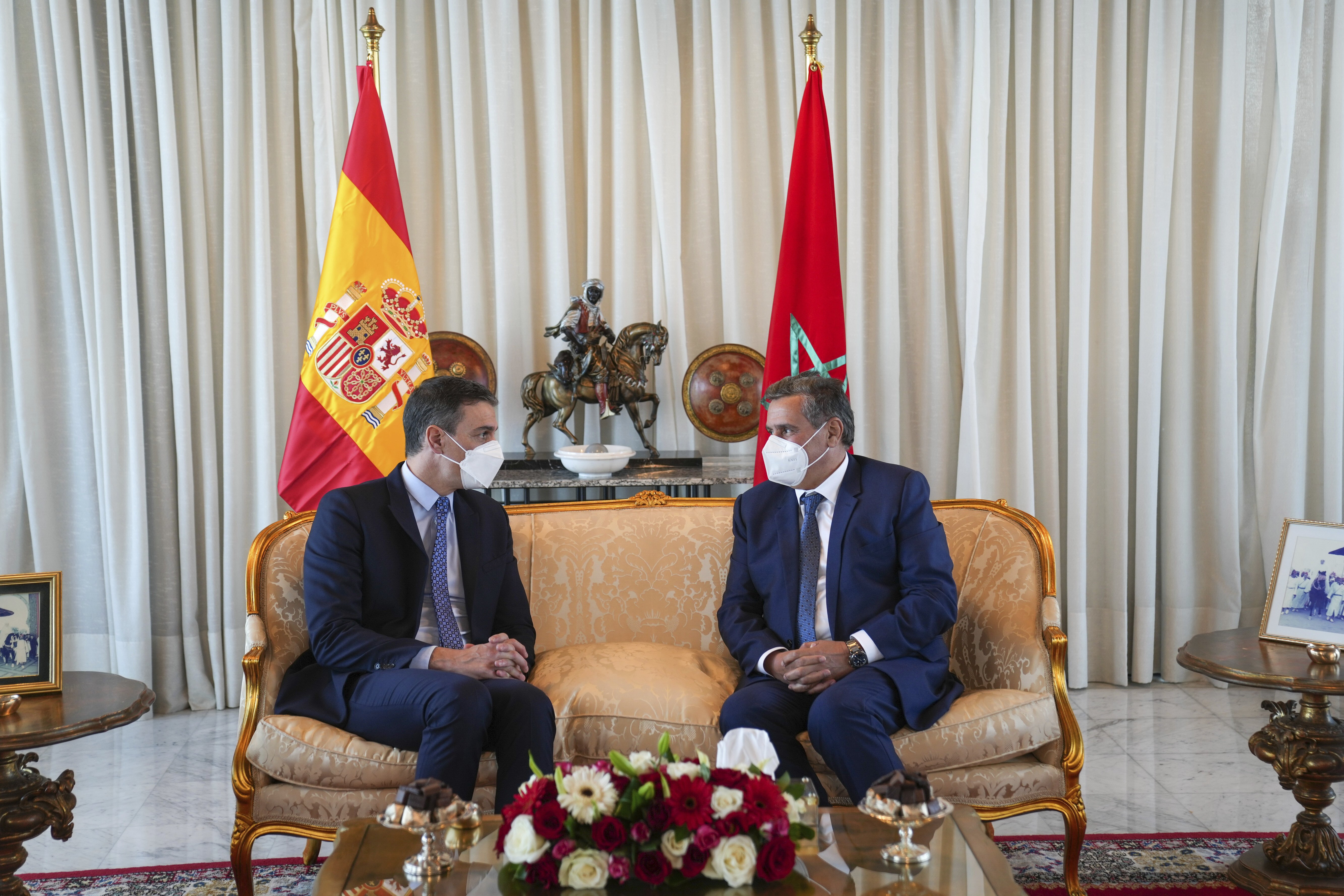 La bandera boca abajo de España que puso Marruecos a Pedro Sánchez  significa rendición o petición de auxilio