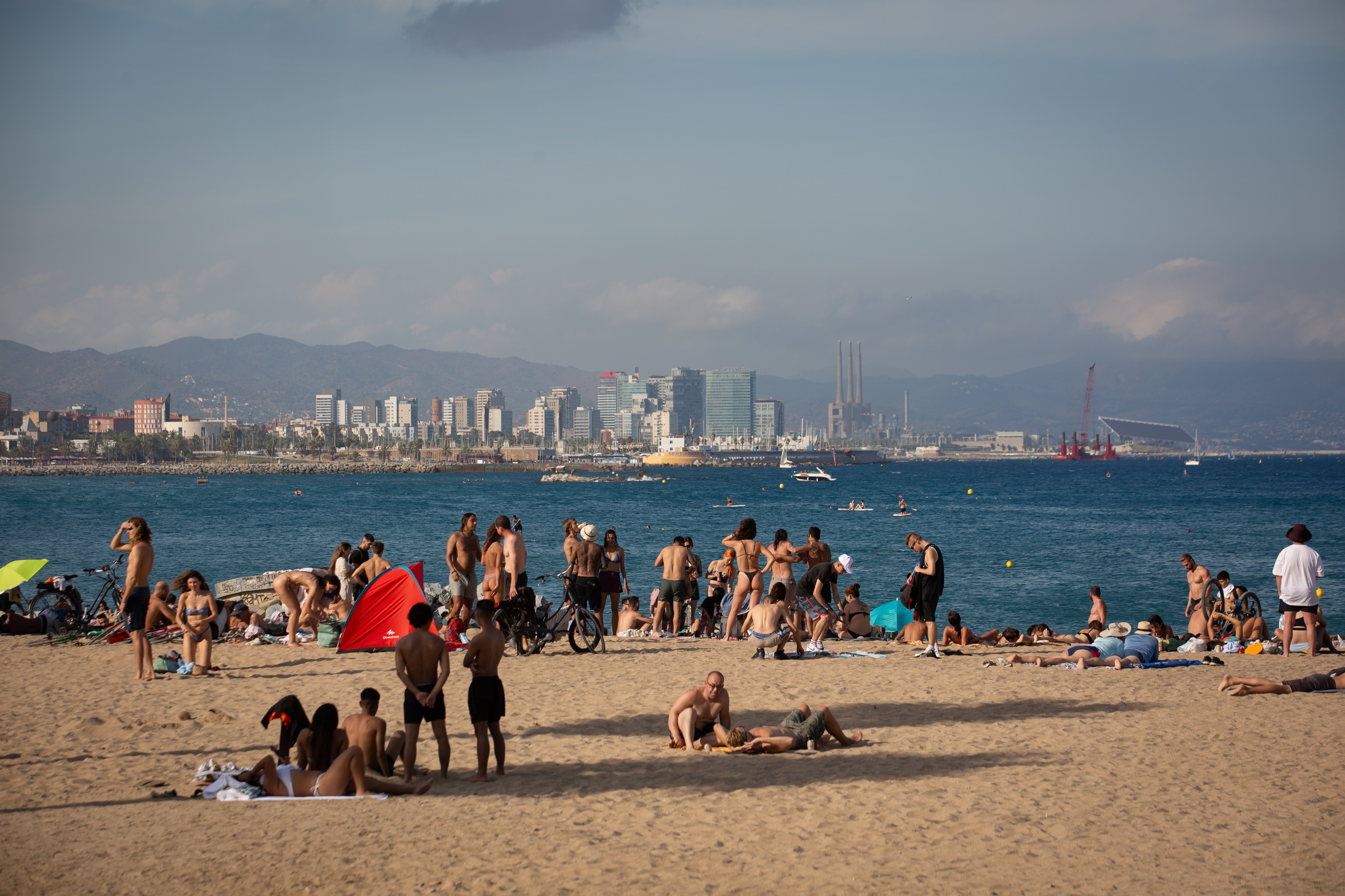Barcelona prohibeix fumar a totes les platges a partir d'aquest estiu