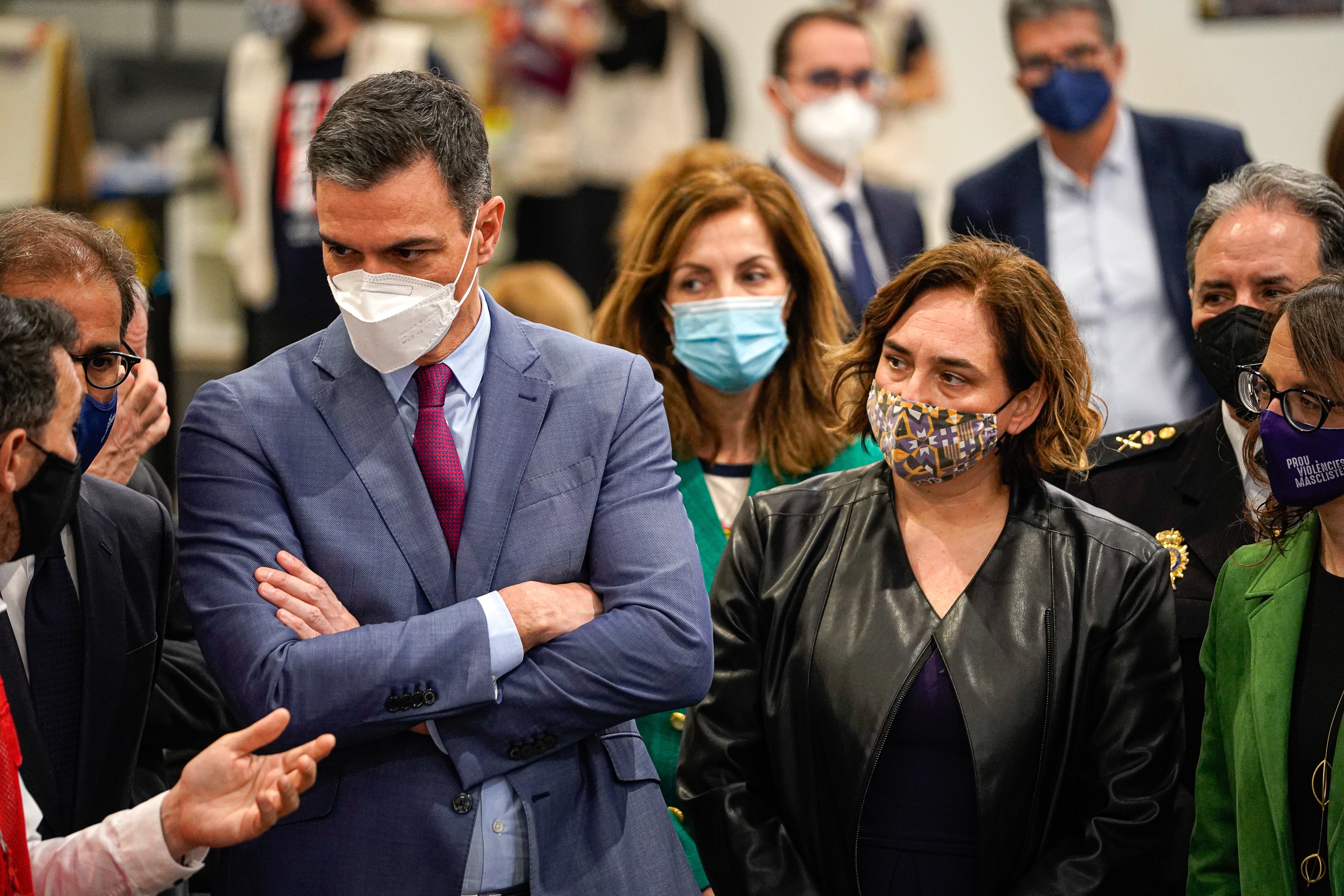Centro de refugiados en la Fira de Barcelona,  Pedro Sánchez y Ada Colau   Pau de la Calle