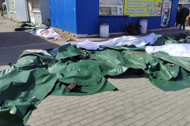 cuerpos cubiertos de víctimas después de que un ataque con misiles golpeó la estación de tren en Kramatorsk, región Donetsk   Efe