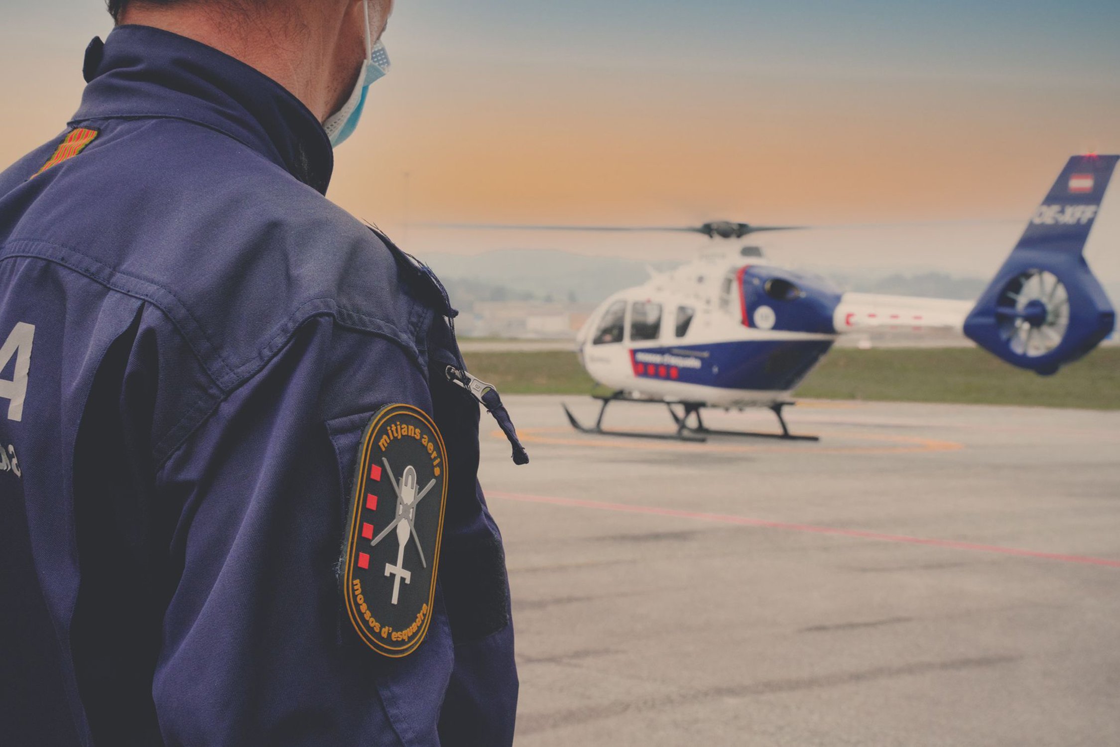 A bordo de los nuevos helicópteros de los Mossos: más que los ojos de la policía en el cielo