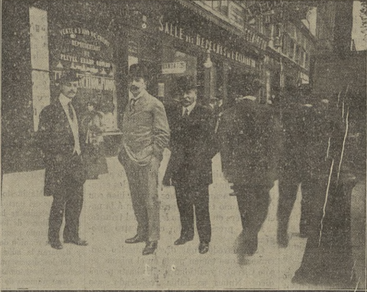 Martí Ferret, Jaume de Borbó (hijo de Alfons Carles) y Joan Savalls (hijo de Francesc Savalls). Año 1910. Fuente Biblioteca Digital Hispánica