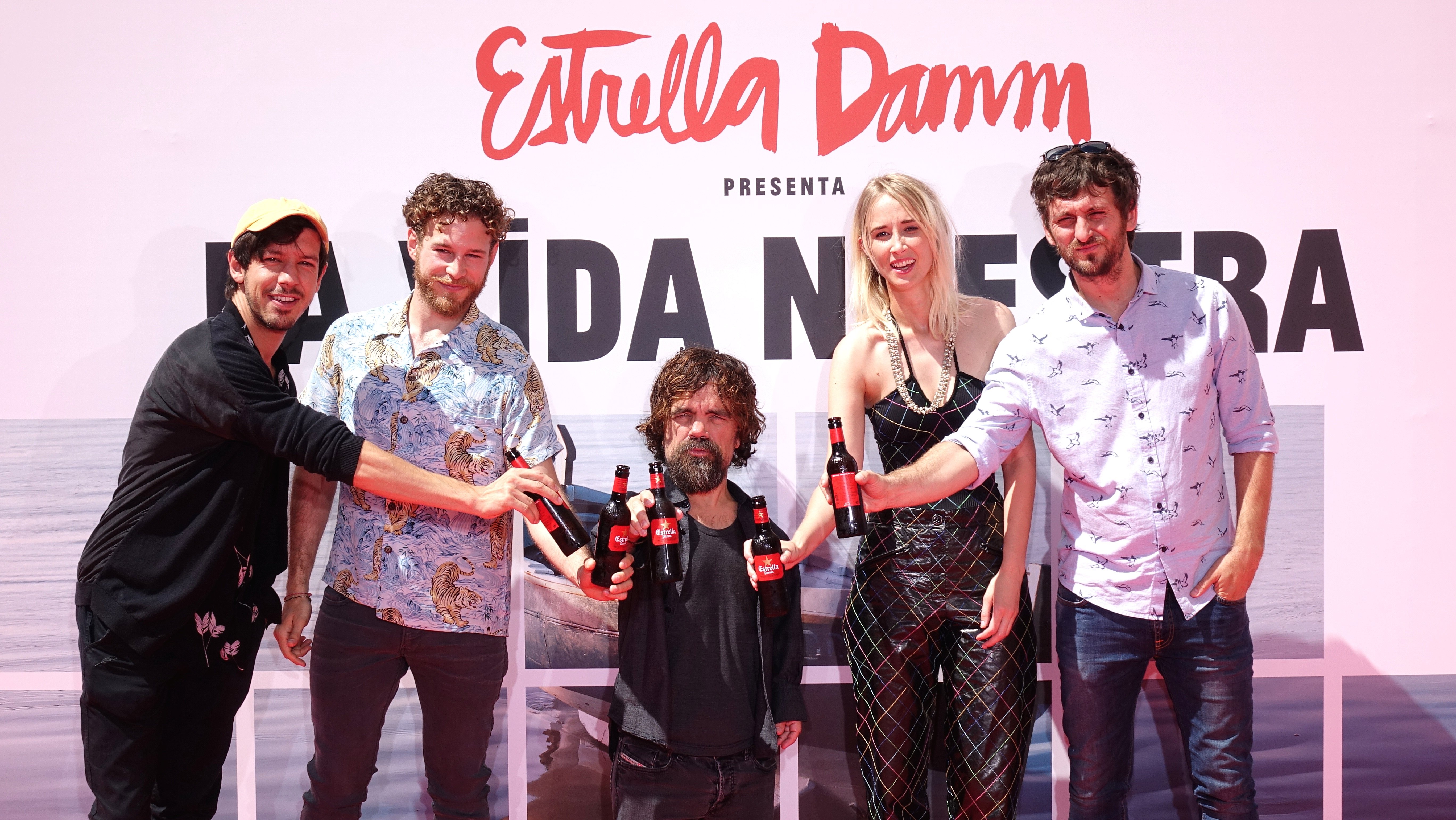 VÍDEO: 'La vida nostra', el nou curtmetratge d'Estrella Damm amb Peter Dinklage