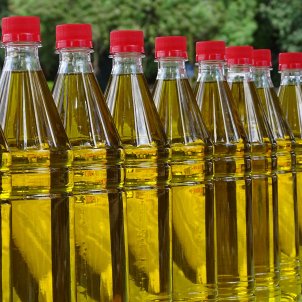 Botellas de plásticos con aceite de oliva