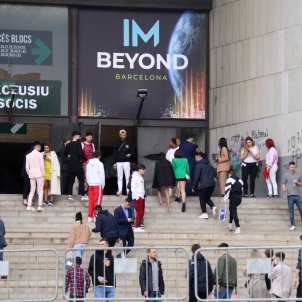 La fira de criptomonedes de Badalona, acusada d'estafa, atrau milers de joves