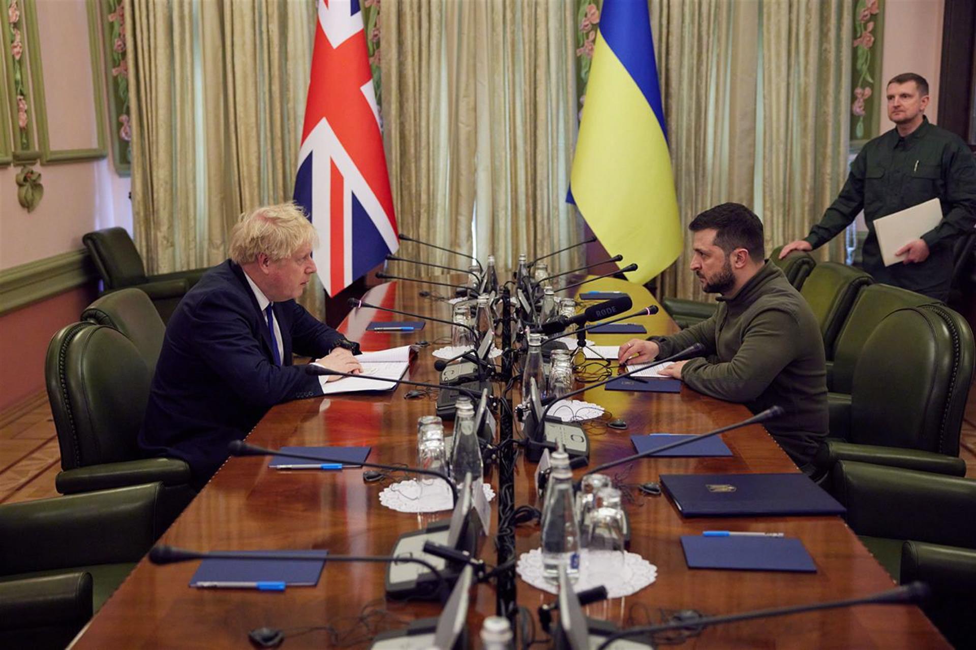 Boris Johnson y Zelenski se reúnen por sorpresa en Kyiv