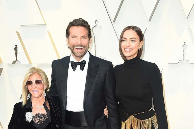 Bradley Cooper al costat de|juntament amb la seva mare i Irina Shayk