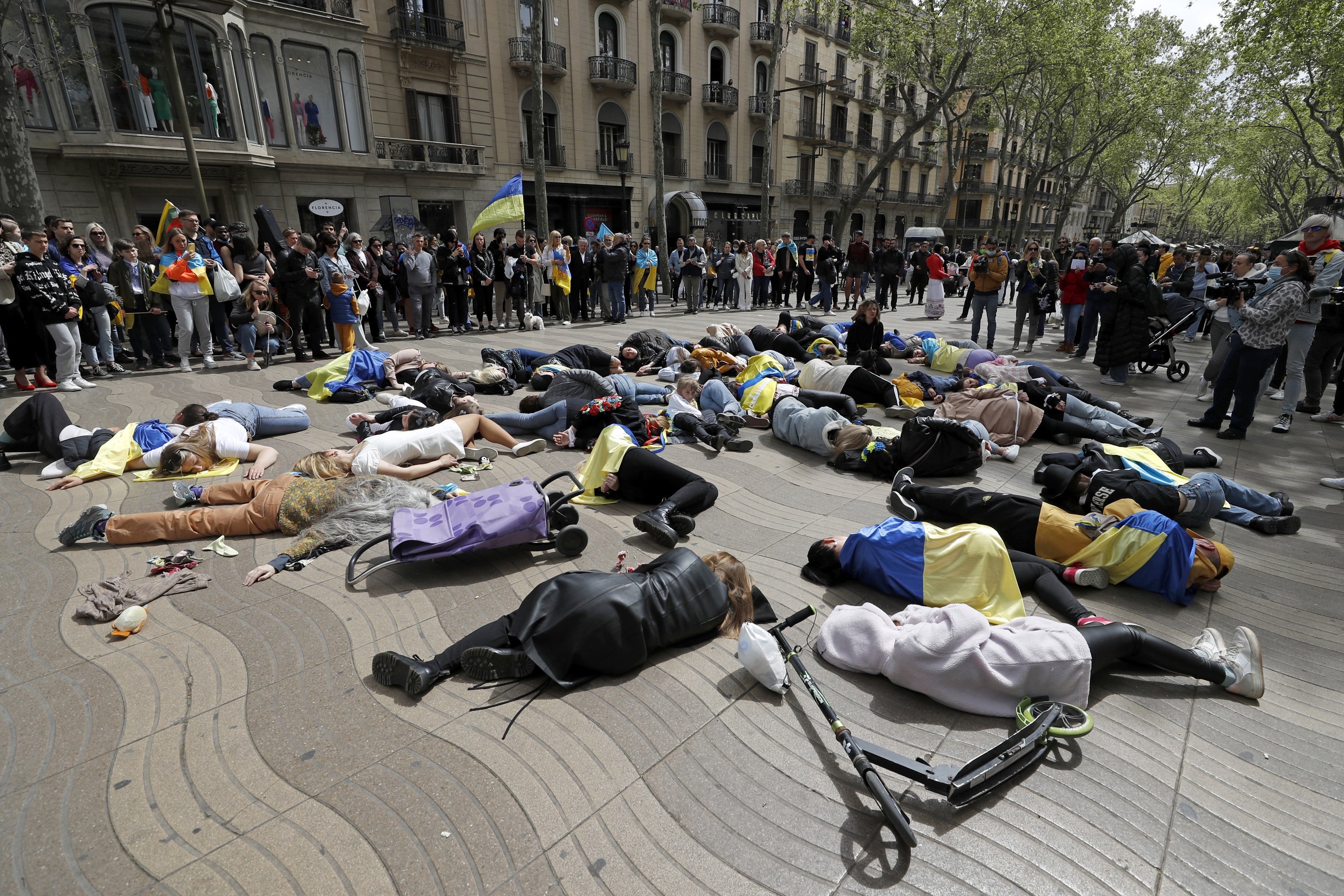 Escenifican la matanza de Bucha en la Rambla de Barcelona contra la guerra en Ucrania