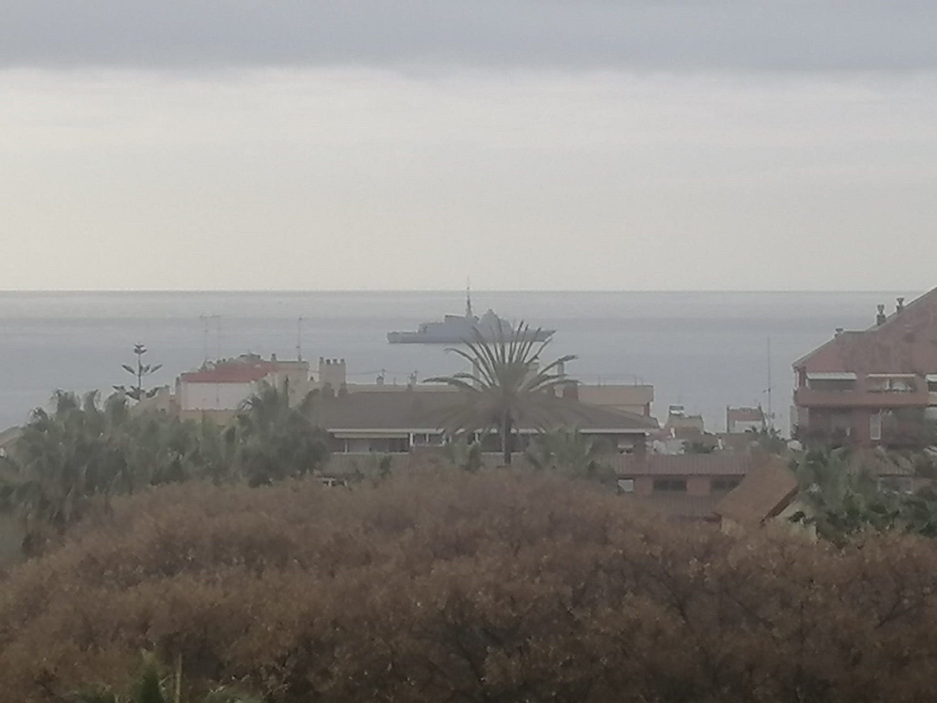 Sorpresa por la presencia de una fragata militar delante de Vilassar de Mar