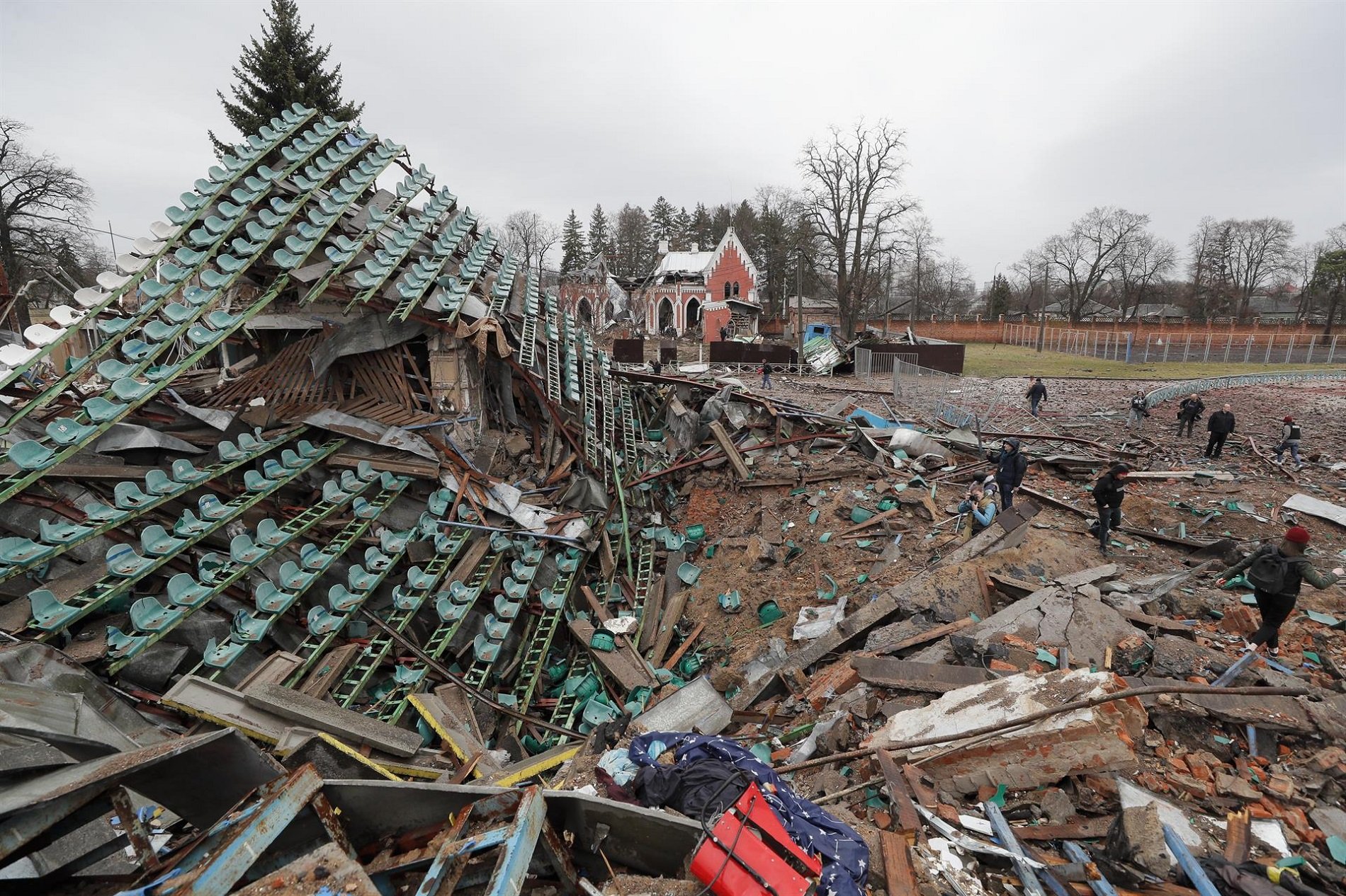 Estadio olimpico destruido Chernihiv EFE SERGEY DOLZHENKO