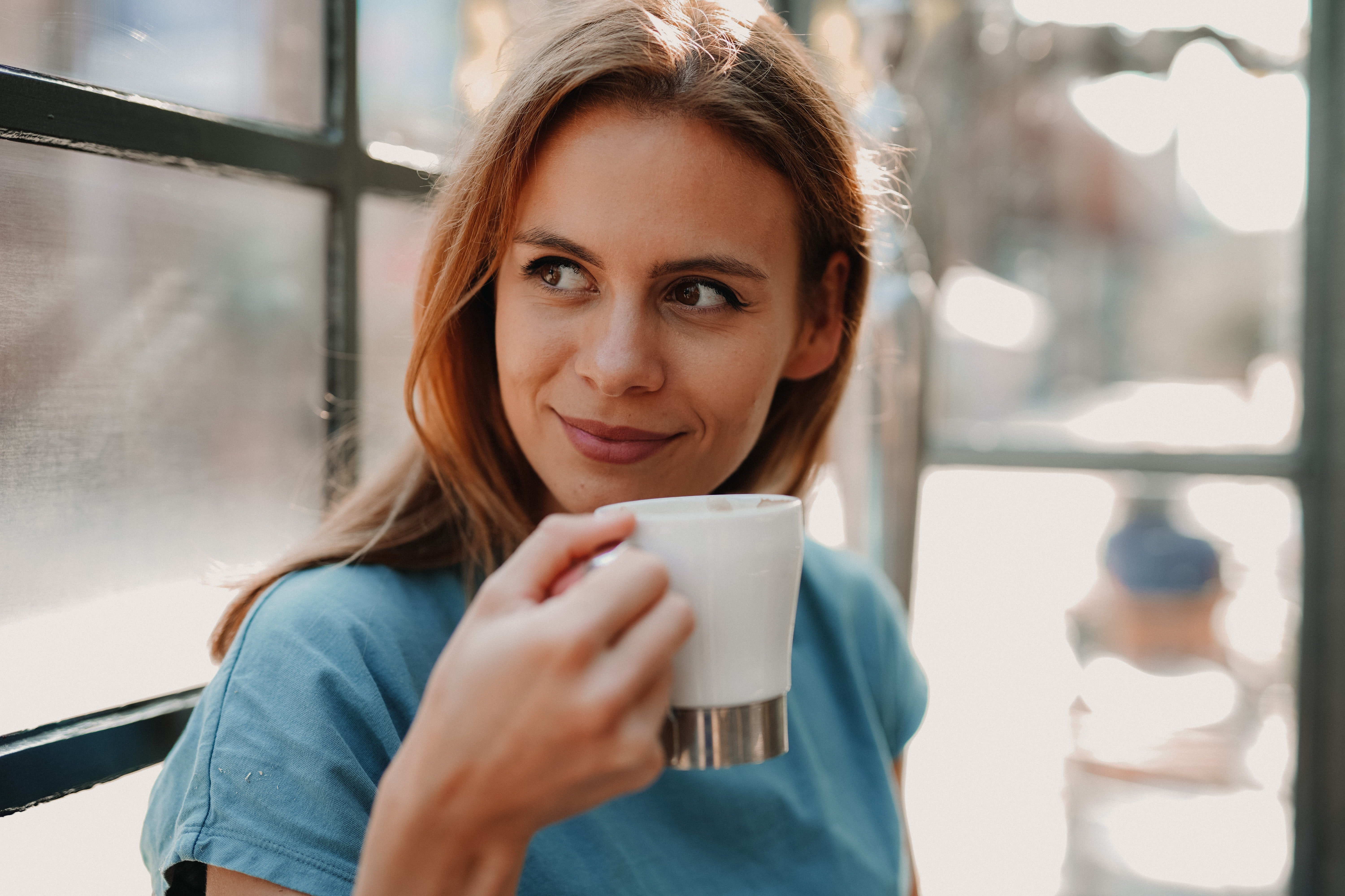 Mujer bebiendo café