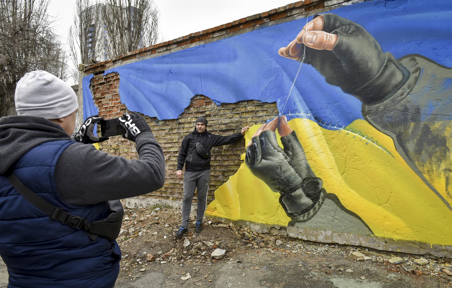 hombre foto mobil kiev bandera ucrania efe
