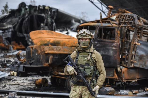Soldado militar ejercito ucraniano tanque ruso destruido, invasión Rusia ucrania   Oleg Petrasyuk Efe