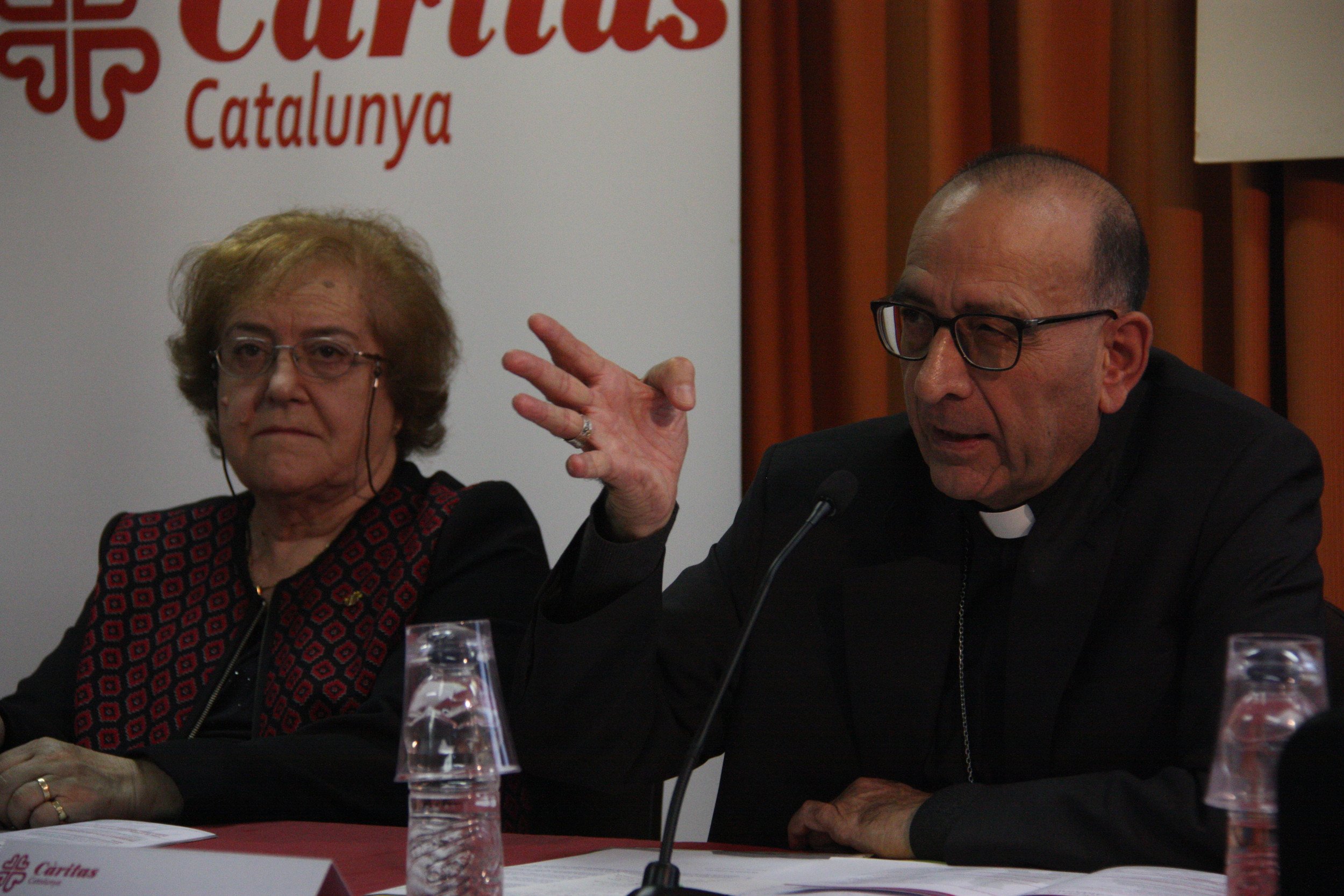 L'expresidenta de Càritas Carme Borbonès estripa el carnet del PDeCAT