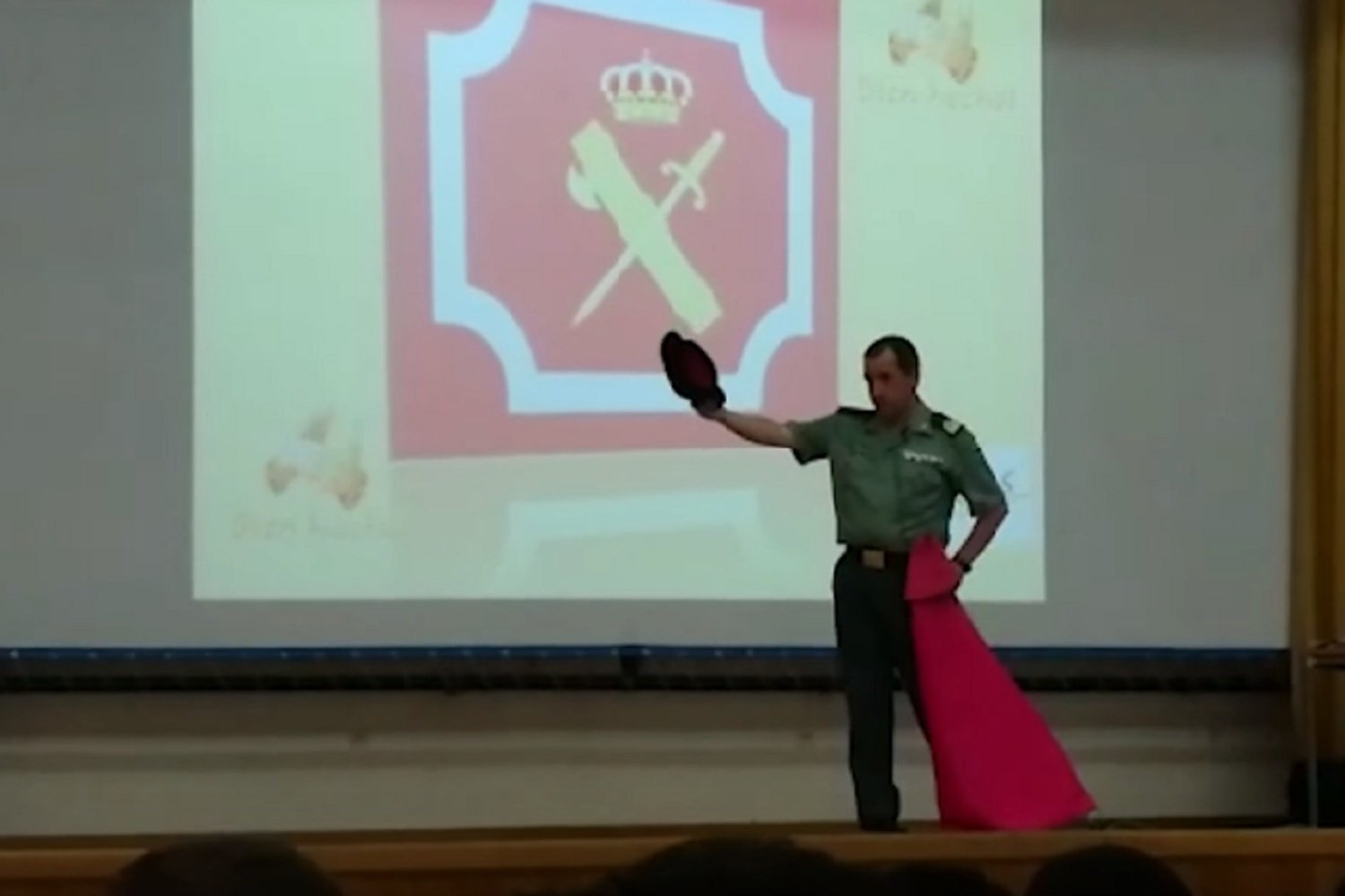 Lección de tauromaquia en una academia de la Guardia Civil