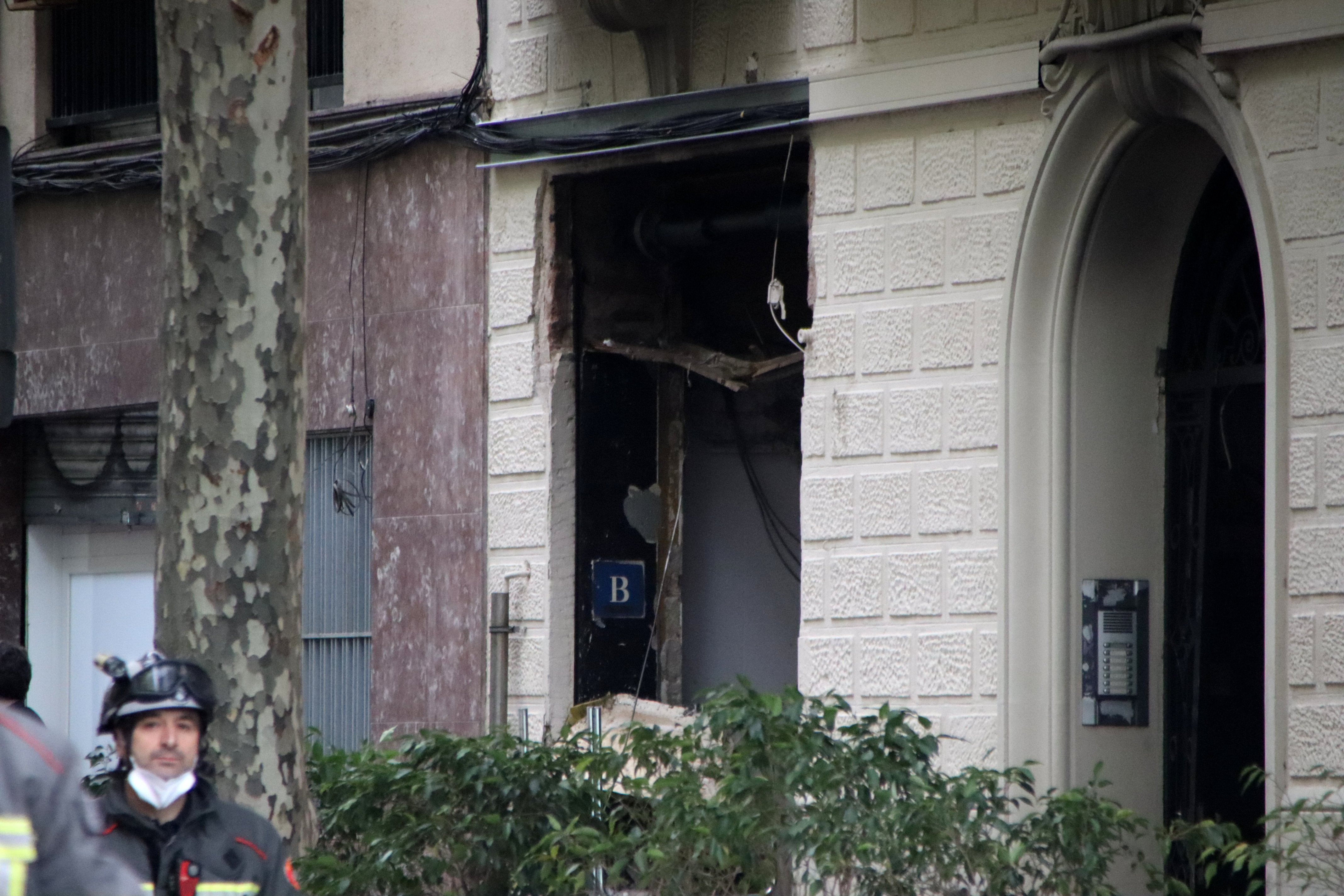 El edificio de la explosión de la calle València será inhabitable durante mucho tiempo