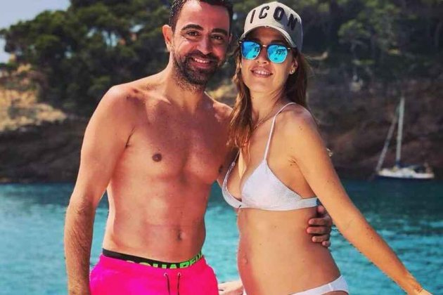 Xavi Hernández con su mujer 