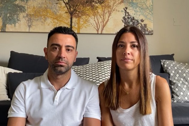 Xavi Hernández con su mujer en el confinamiento 