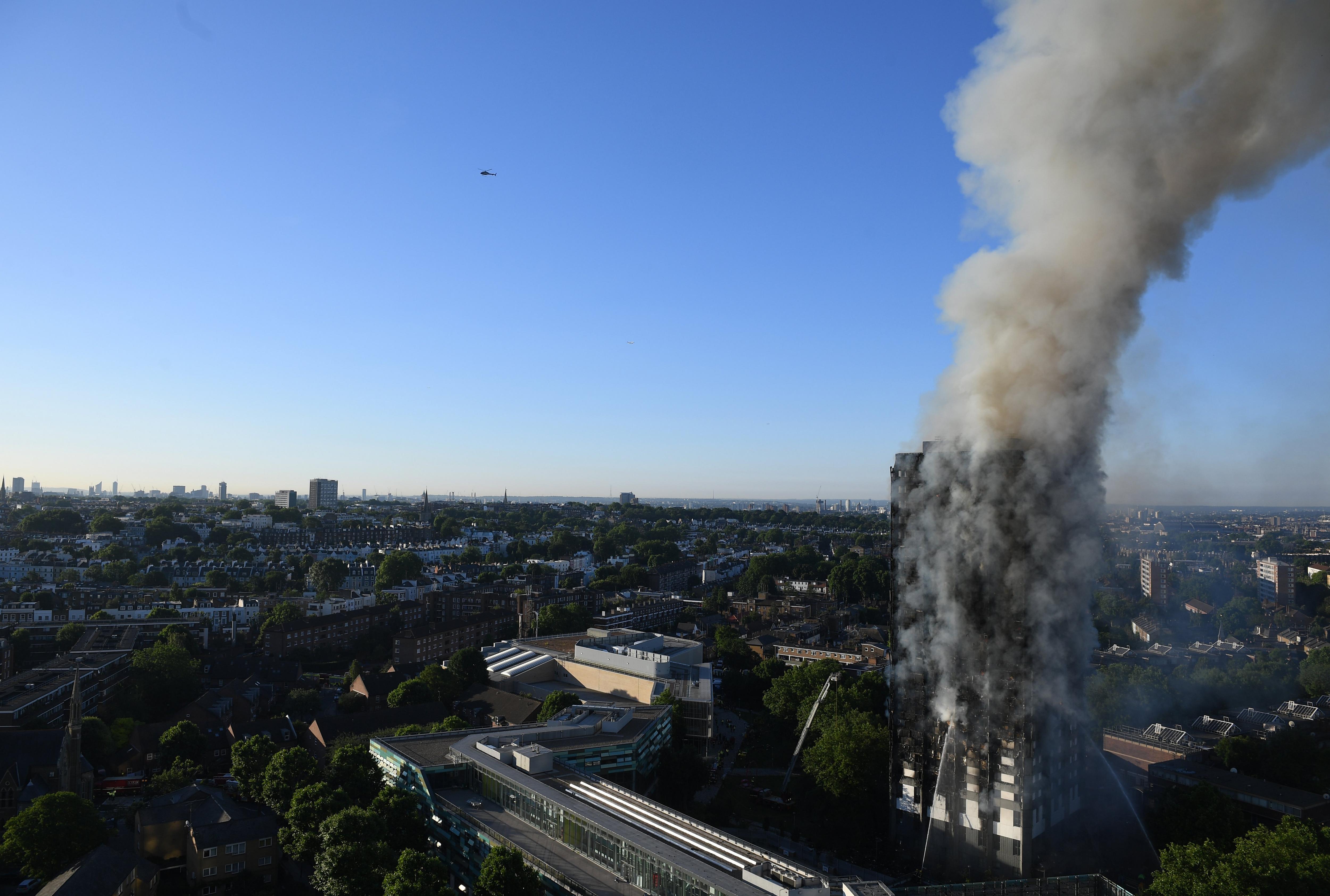 Se elevan a 12 los muertos en el incendio de un edificio de 27 pisos en Londres