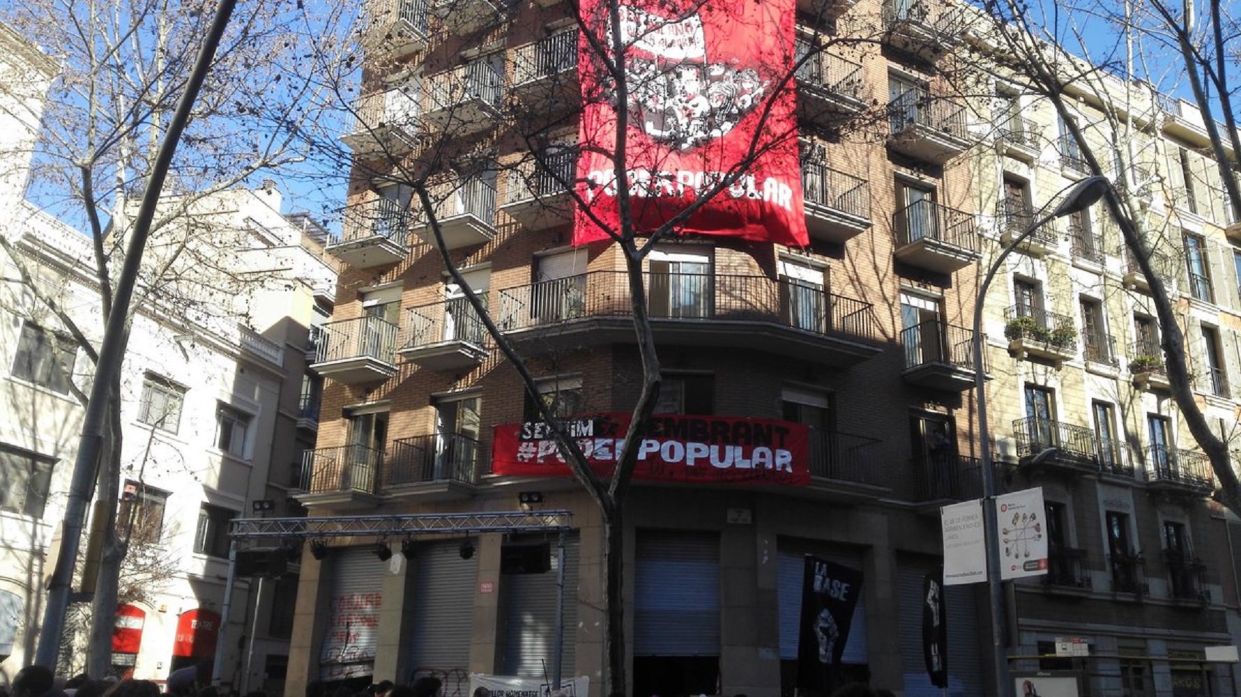 Los Mossos desalojan el edificio ocupado La Rimaia de Barcelona