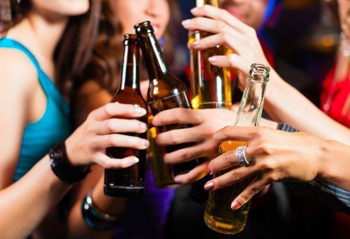 Aquests són els riscos del consum d'alcohol i com podem reduir-los