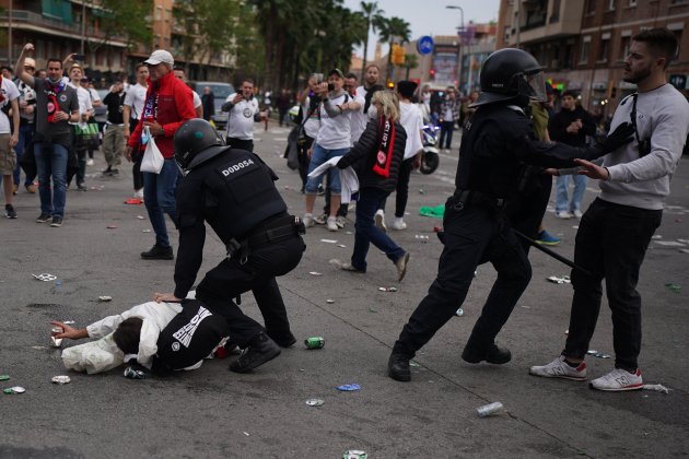 enfrontamientos policia Brimo antidisturbios hooligans seguidores Eintracht de Frankfurt Camp Nou Barça partido - Joan Mateu Parra