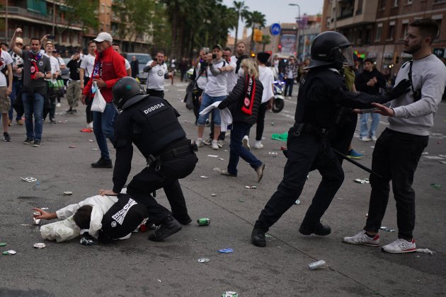 enfrontamientos policía Brimo antidisturbios hooligans seguidores Eintracht de Frankfurt Camp Nou Barça partido - Joan Mateu Parra