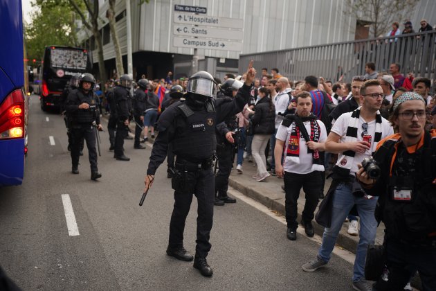enfrontamientos policia Brimo antidisturbios hooligans seguidores Eintracht de Frankfurt Camp Nou Barça partido - Joan Mateu Parra