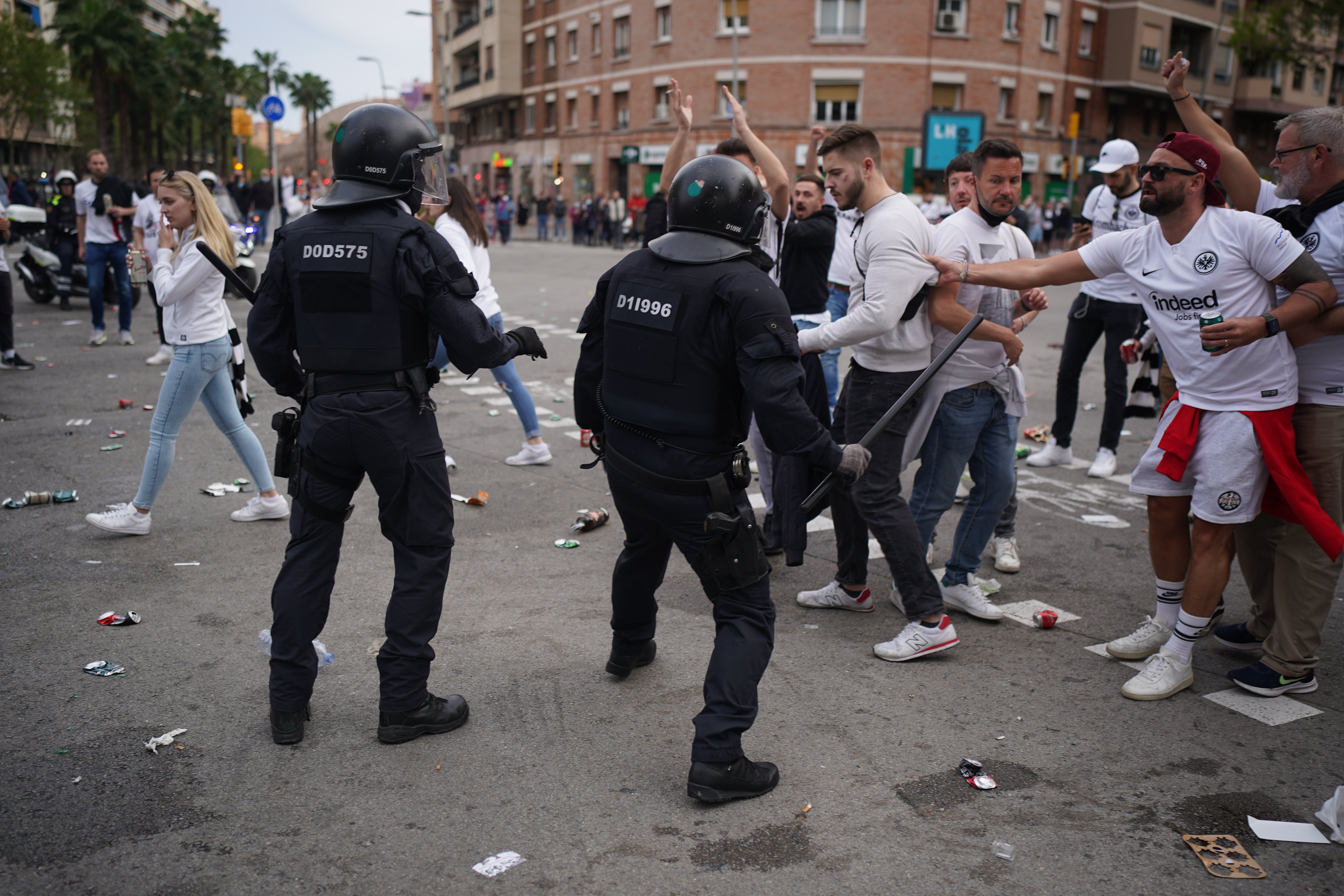 enfrontamientos policía Brimo antidisturbios hooligans seguidores Eintracht de Frankfurt Camp Nou Barça partido - Joan Mateu Parra