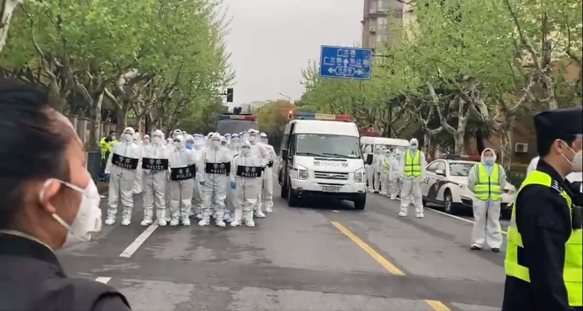 Los habitantes de Shanghái contra la policía: enfrentamientos por el 'covid cero'