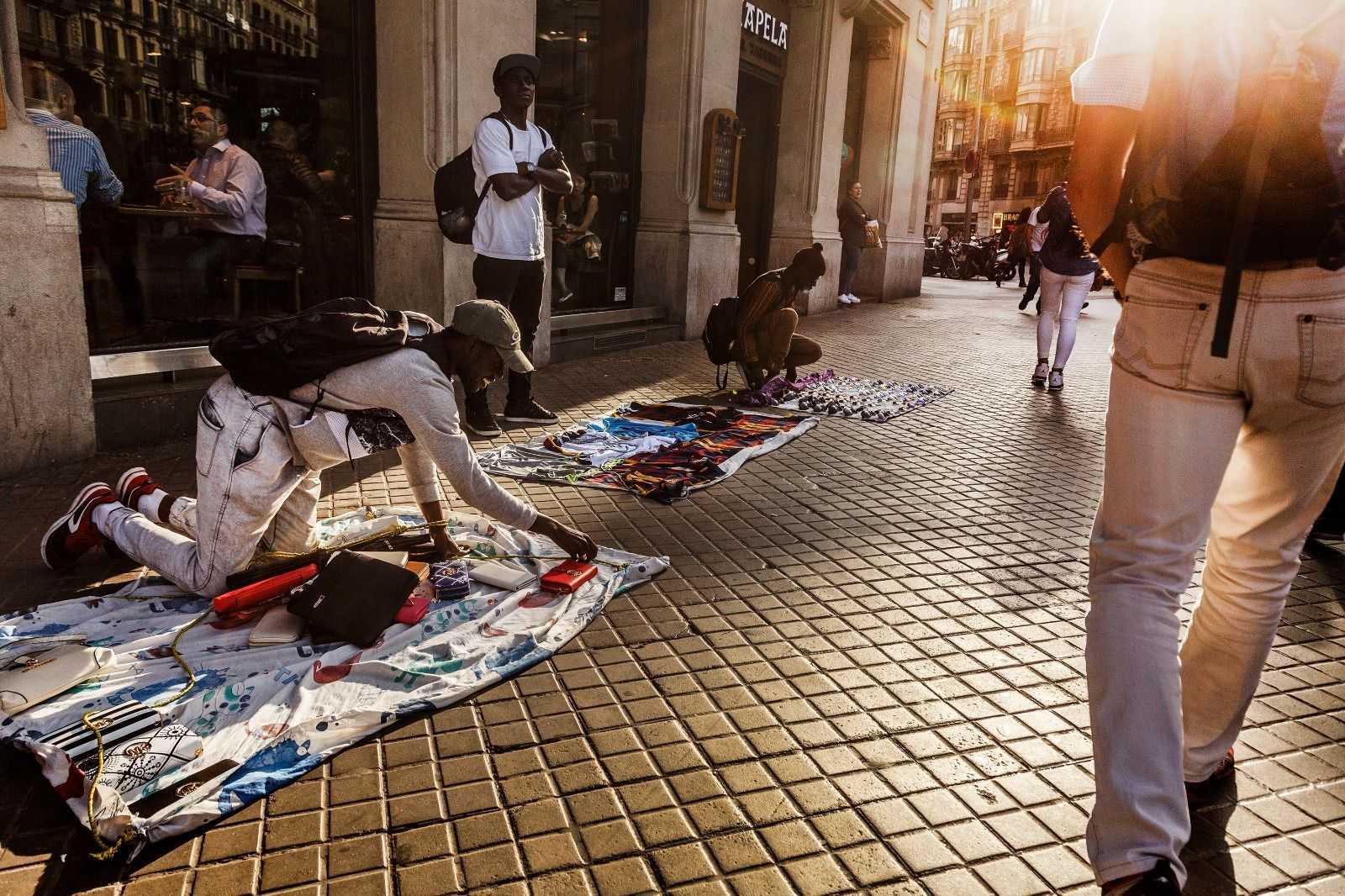 Vecinos y comerciantes tildan de "ridícula" y "poco contundente" la propuesta contra el top manta