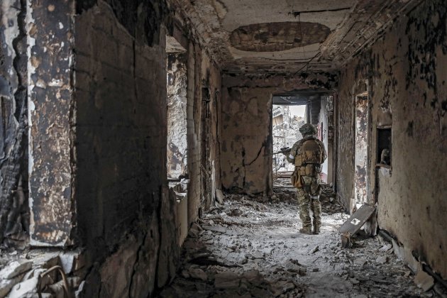 mariupol teatro refugui civiles bomba rusa guerra ucrania rusia soldado efe