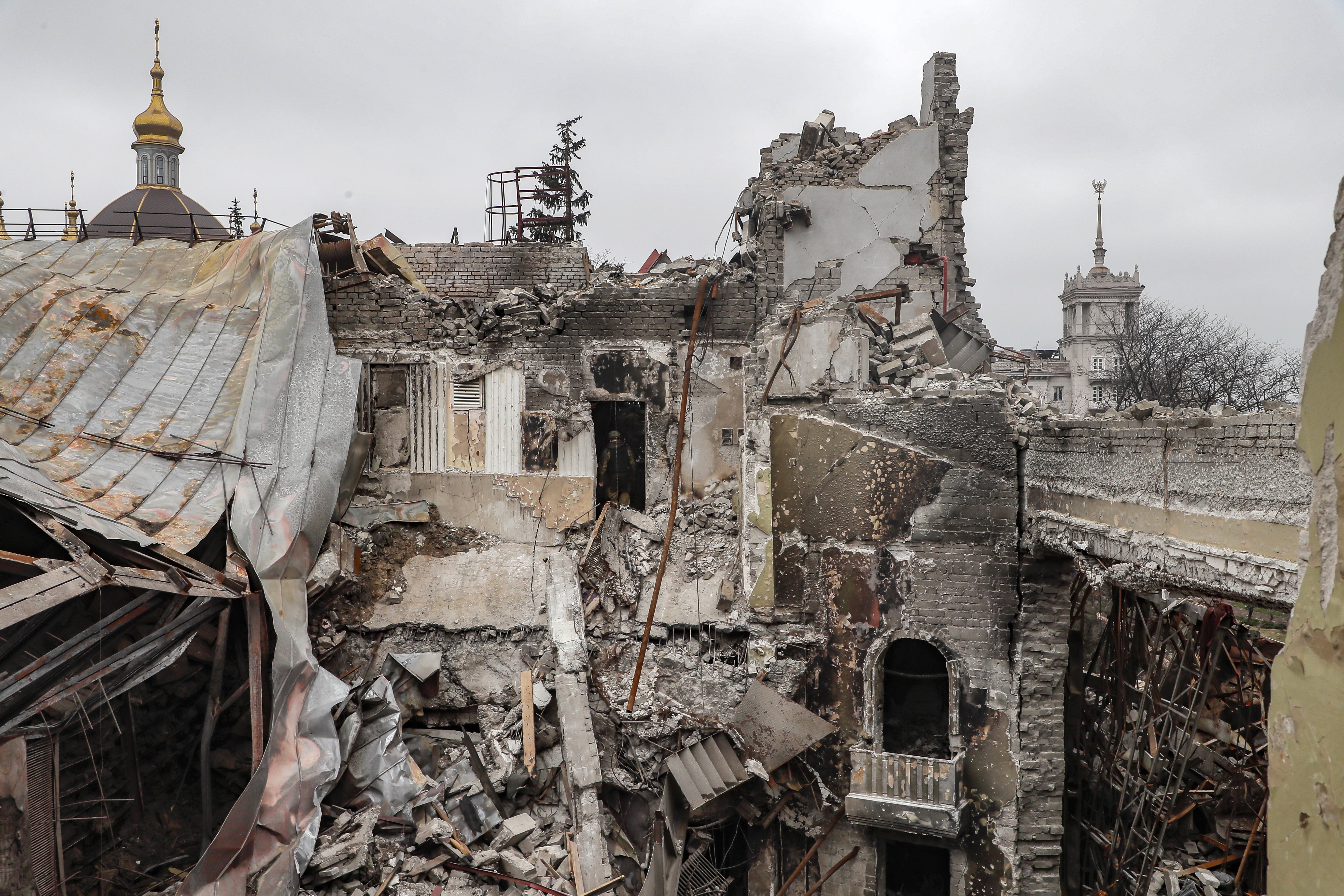 maiupol teatro bomba bombardeo refugio guerra ucrania rusia invasion efe