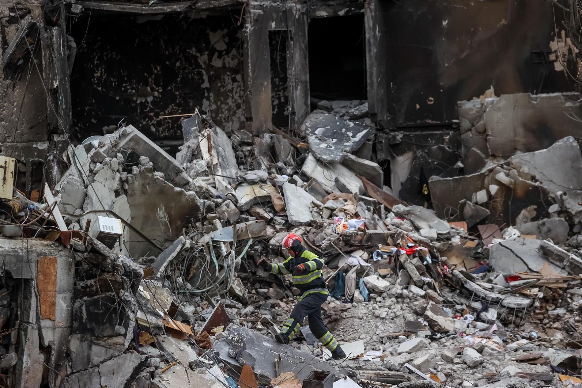 Bomberos escombros en Borodianka Ucrania EFE