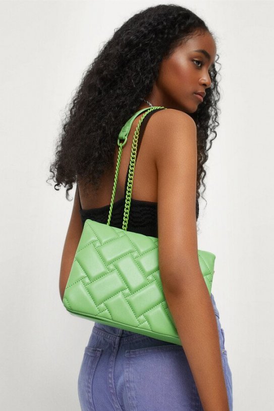Parfois tiene un bolso verde manzana que cuesta 19 99 euros pero