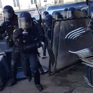 policia rennes francia elecciones macron le pen manifestacion