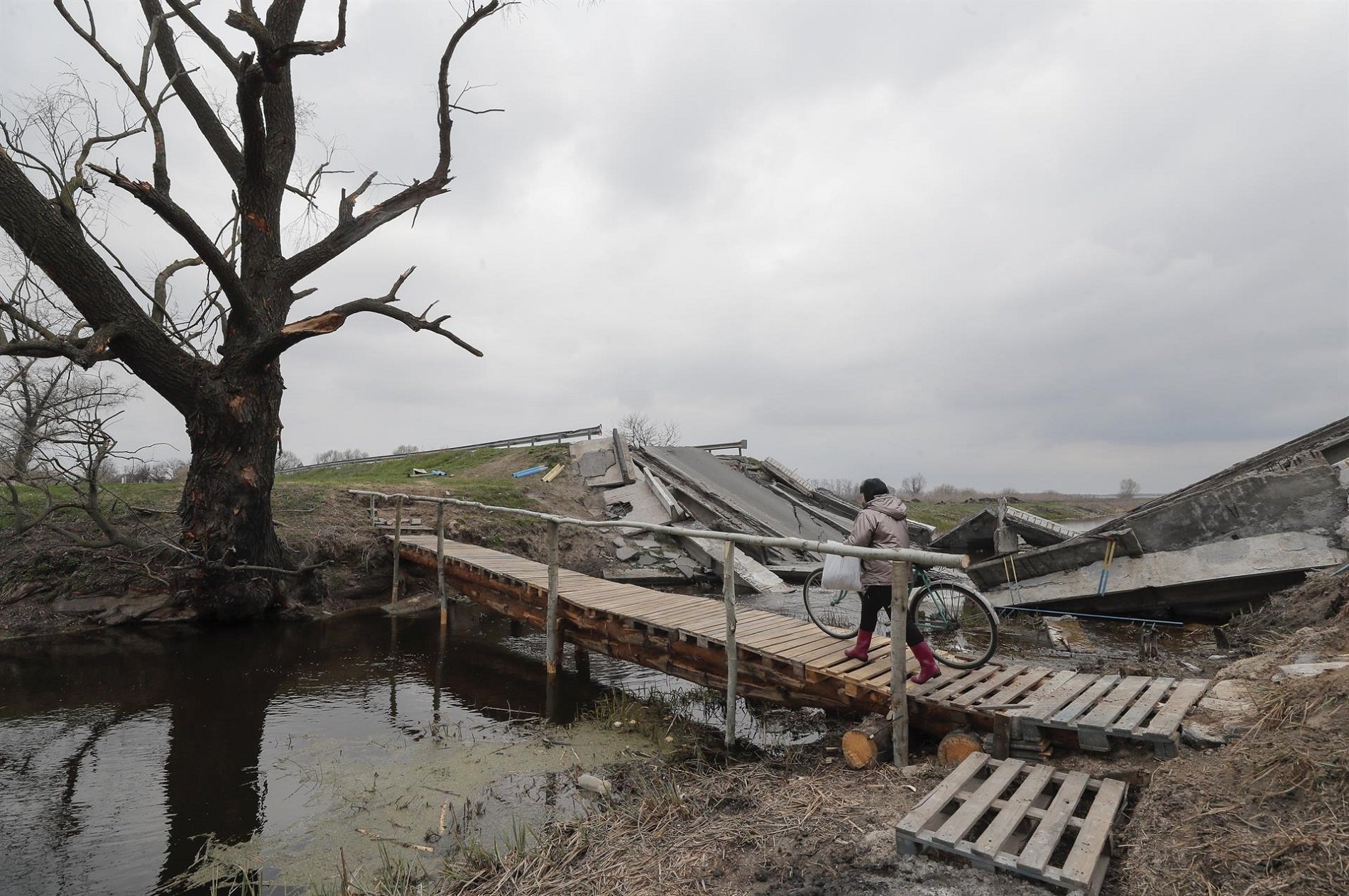 Guerra Ucrania puente destrozado en Rusaniv EFE